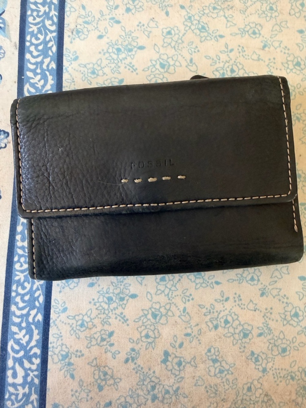 Vintage 90s Y2K black leather Fossil tri-fold ladies snap closure wallet